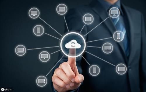 數(shù)據(jù)處理的方式是批處理.在計(jì)算機(jī)出現(xiàn)之前,人們運(yùn)用常規(guī)的手段從